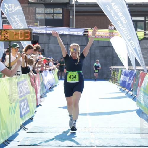 10.08.2025 - GEWOBA Citytriathlon Bremen H.Heesch http://msf.ph/oto/8553564 10.08.2025 15:47:07 Ziel 434, 437 meine-sportfotos.de