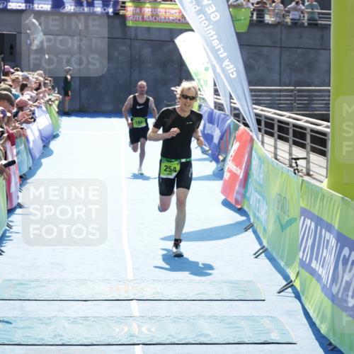 10.08.2025 - GEWOBA Citytriathlon Bremen H.Heesch http://msf.ph/oto/8553667 10.08.2025 15:15:08 Ziel 186, 254 meine-sportfotos.de