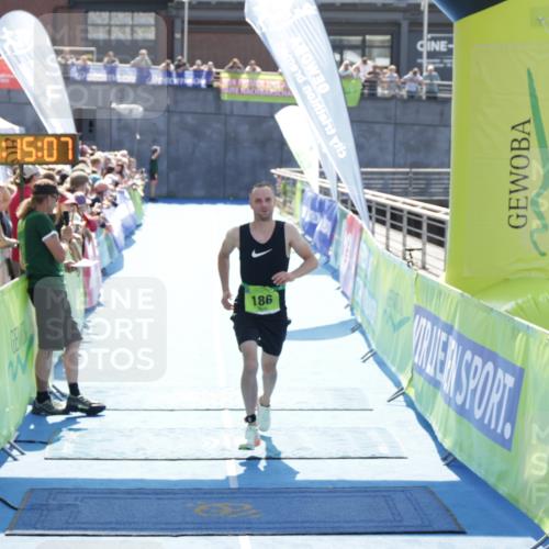 10.08.2025 - GEWOBA Citytriathlon Bremen H.Heesch http://msf.ph/oto/8553690 10.08.2025 15:15:11 Ziel 186, 254 meine-sportfotos.de