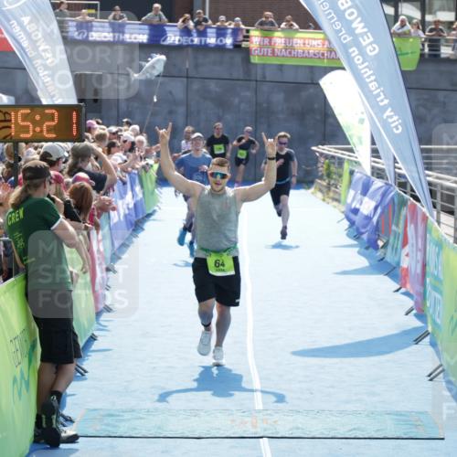 10.08.2025 - GEWOBA Citytriathlon Bremen H.Heesch http://msf.ph/oto/8553709 10.08.2025 15:15:25 Ziel 46, 64, 68, 217, 229 meine-sportfotos.de