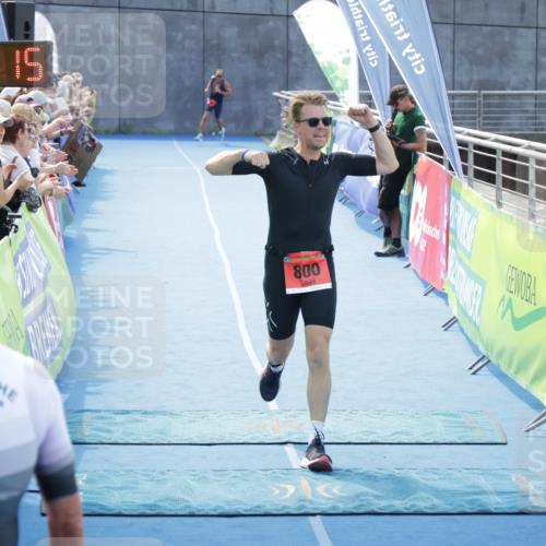 10.08.2025 - GEWOBA Citytriathlon Bremen H.Heesch http://msf.ph/oto/8553789 10.08.2025 14:02:19 Ziel 800 meine-sportfotos.de