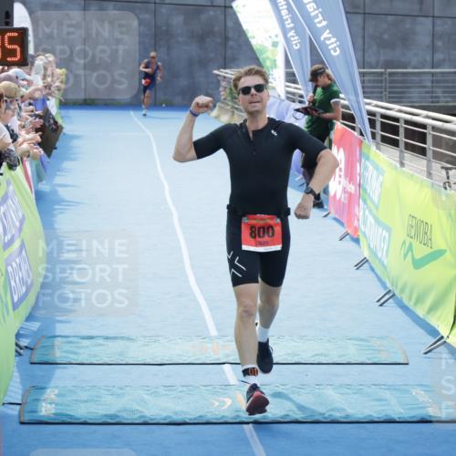 10.08.2025 - GEWOBA Citytriathlon Bremen H.Heesch http://msf.ph/oto/8553792 10.08.2025 14:02:19 Ziel 800 meine-sportfotos.de