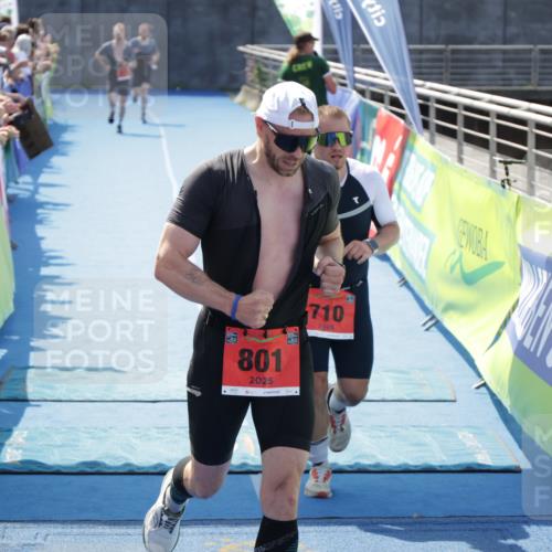 10.08.2025 - GEWOBA Citytriathlon Bremen H.Heesch http://msf.ph/oto/8553836 10.08.2025 14:02:46 Ziel 710, 801 meine-sportfotos.de