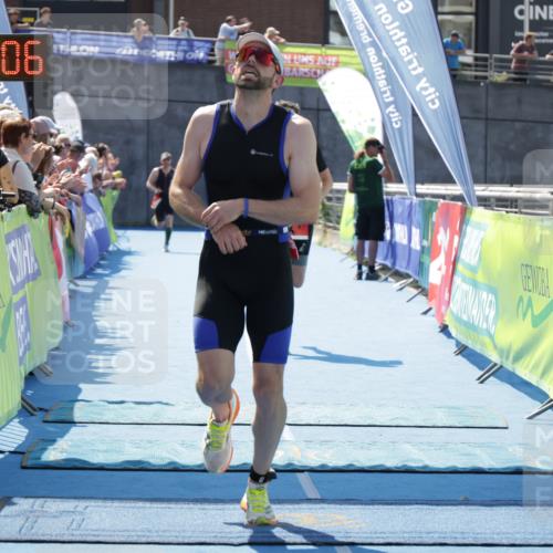 10.08.2025 - GEWOBA Citytriathlon Bremen H.Heesch http://msf.ph/oto/8553940 10.08.2025 14:04:10 Ziel 748, 871 meine-sportfotos.de