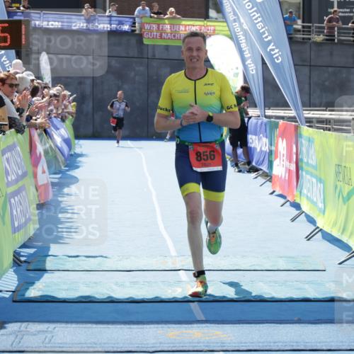 10.08.2025 - GEWOBA Citytriathlon Bremen H.Heesch http://msf.ph/oto/8554004 10.08.2025 14:04:54 Ziel 816, 856, 914 meine-sportfotos.de