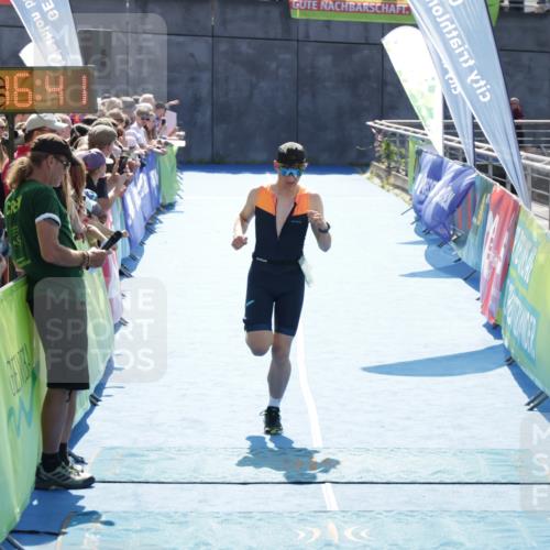 10.08.2025 - GEWOBA Citytriathlon Bremen H.Heesch http://msf.ph/oto/8554045 10.08.2025 15:16:44 Ziel 4, 75, 197 meine-sportfotos.de