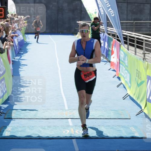 10.08.2025 - GEWOBA Citytriathlon Bremen H.Heesch http://msf.ph/oto/8554231 10.08.2025 14:07:27 Ziel 621, 898 meine-sportfotos.de
