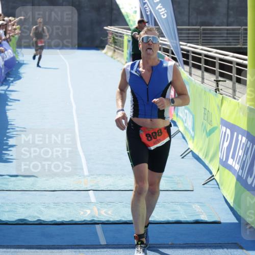10.08.2025 - GEWOBA Citytriathlon Bremen H.Heesch http://msf.ph/oto/8554237 10.08.2025 14:07:27 Ziel 621, 898 meine-sportfotos.de
