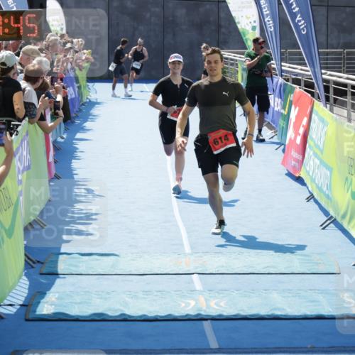 10.08.2025 - GEWOBA Citytriathlon Bremen H.Heesch http://msf.ph/oto/8554254 10.08.2025 14:07:48 Ziel 614, 919 meine-sportfotos.de