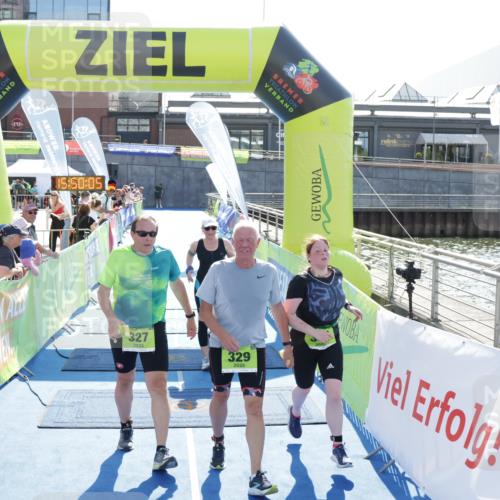 10.08.2025 - GEWOBA Citytriathlon Bremen H.Heesch http://msf.ph/oto/8554371 10.08.2025 15:50:09 Ziel 327, 329, 340, 528 meine-sportfotos.de