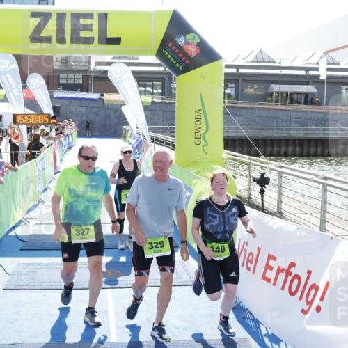 10.08.2025 - GEWOBA Citytriathlon Bremen H.Heesch http://msf.ph/oto/8554380 10.08.2025 15:50:09 Ziel 327, 329, 340, 528 meine-sportfotos.de