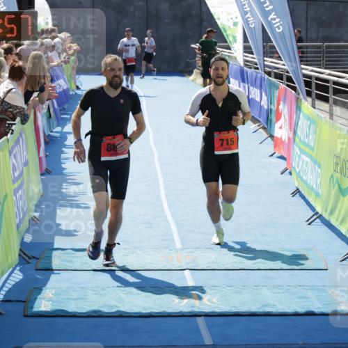 10.08.2025 - GEWOBA Citytriathlon Bremen H.Heesch http://msf.ph/oto/8554396 10.08.2025 14:09:00 Ziel 715, 857, 863 meine-sportfotos.de