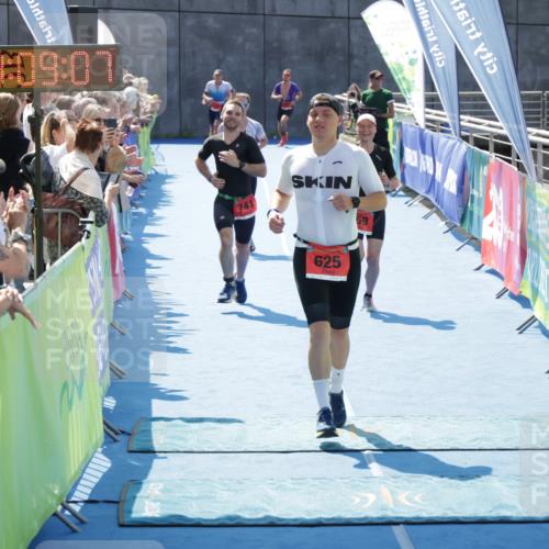 10.08.2025 - GEWOBA Citytriathlon Bremen H.Heesch http://msf.ph/oto/8554414 10.08.2025 14:09:10 Ziel 625, 741, 959, 960 meine-sportfotos.de
