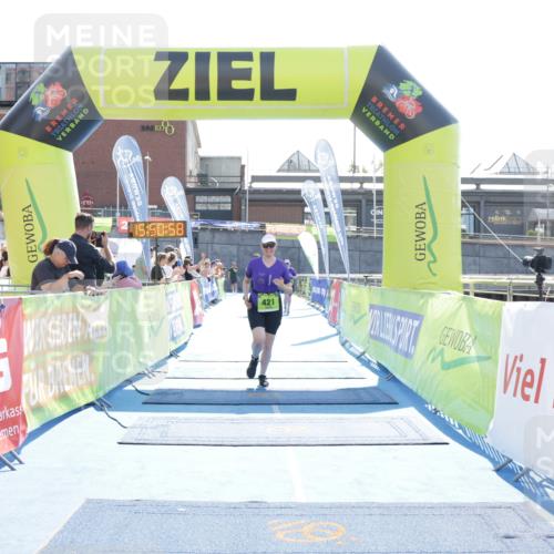 10.08.2025 - GEWOBA Citytriathlon Bremen H.Heesch http://msf.ph/oto/8554455 10.08.2025 15:51:03 Ziel 140, 419, 421 meine-sportfotos.de