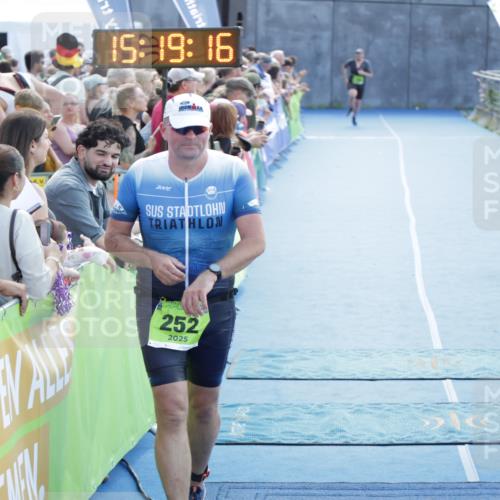 10.08.2025 - GEWOBA Citytriathlon Bremen H.Heesch http://msf.ph/oto/8554536 10.08.2025 15:19:20 Ziel 252 meine-sportfotos.de