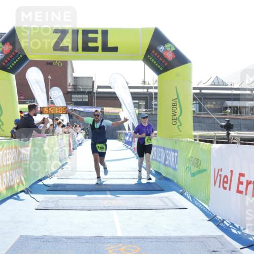10.08.2025 - GEWOBA Citytriathlon Bremen H.Heesch http://msf.ph/oto/8554578 10.08.2025 15:51:09 Ziel 140, 419, 421 meine-sportfotos.de