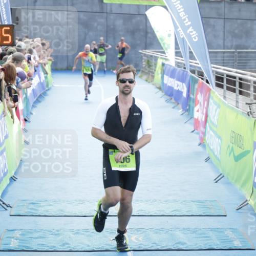 10.08.2025 - GEWOBA Citytriathlon Bremen H.Heesch http://msf.ph/oto/8554581 10.08.2025 15:19:39 Ziel 5, 106, 174 meine-sportfotos.de