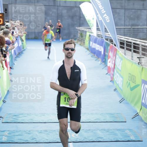 10.08.2025 - GEWOBA Citytriathlon Bremen H.Heesch http://msf.ph/oto/8554583 10.08.2025 15:19:40 Ziel 5, 106, 174 meine-sportfotos.de