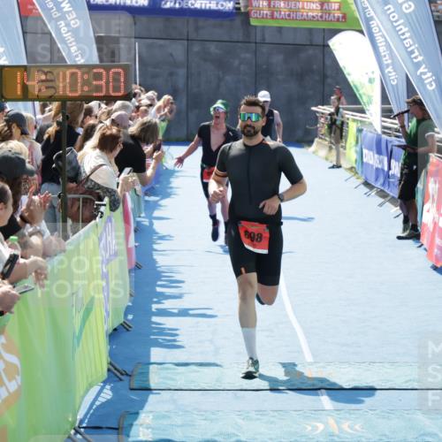 10.08.2025 - GEWOBA Citytriathlon Bremen H.Heesch http://msf.ph/oto/8554617 10.08.2025 14:10:34 Ziel 649, 656, 698 meine-sportfotos.de