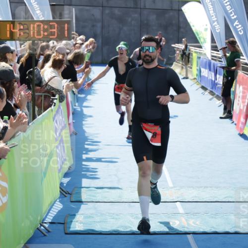 10.08.2025 - GEWOBA Citytriathlon Bremen H.Heesch http://msf.ph/oto/8554624 10.08.2025 14:10:34 Ziel 649, 656, 698 meine-sportfotos.de