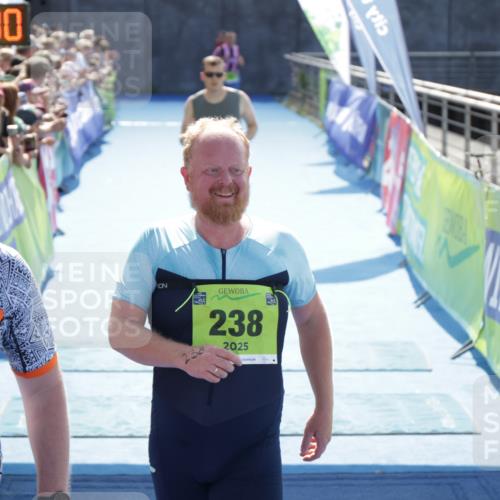 10.08.2025 - GEWOBA Citytriathlon Bremen H.Heesch http://msf.ph/oto/8554695 10.08.2025 15:20:04 Ziel 38, 88, 238, 445 meine-sportfotos.de