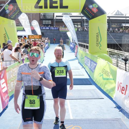 10.08.2025 - GEWOBA Citytriathlon Bremen H.Heesch http://msf.ph/oto/8554704 10.08.2025 15:20:05 Ziel 38, 81, 88, 238, 445 meine-sportfotos.de