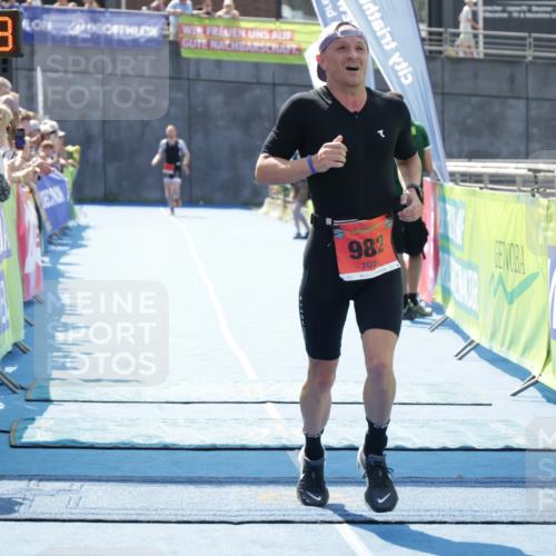 10.08.2025 - GEWOBA Citytriathlon Bremen H.Heesch http://msf.ph/oto/8554743 10.08.2025 14:11:47 Ziel 982 meine-sportfotos.de