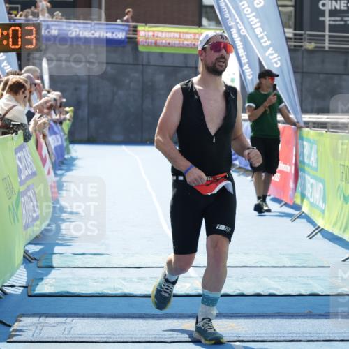 10.08.2025 - GEWOBA Citytriathlon Bremen H.Heesch http://msf.ph/oto/8554800 10.08.2025 14:12:07 Ziel 806 meine-sportfotos.de