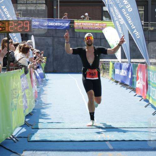 10.08.2025 - GEWOBA Citytriathlon Bremen H.Heesch http://msf.ph/oto/8554820 10.08.2025 14:12:33 Ziel 611, 745, 750 meine-sportfotos.de