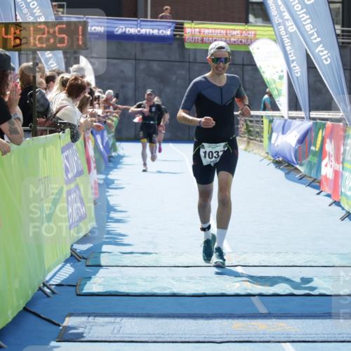 10.08.2025 - GEWOBA Citytriathlon Bremen H.Heesch http://msf.ph/oto/8554861 10.08.2025 14:12:55 Ziel 675, 685, 840, 1037 meine-sportfotos.de