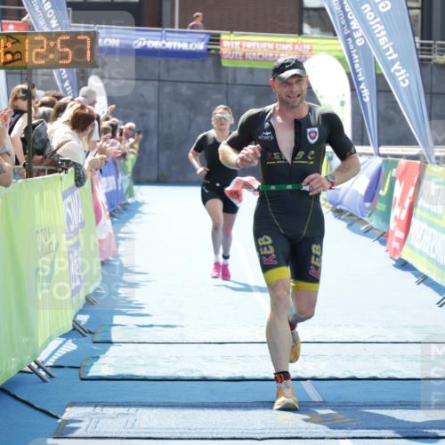 10.08.2025 - GEWOBA Citytriathlon Bremen H.Heesch http://msf.ph/oto/8554871 10.08.2025 14:13:00 Ziel 840, 950, 1037 meine-sportfotos.de