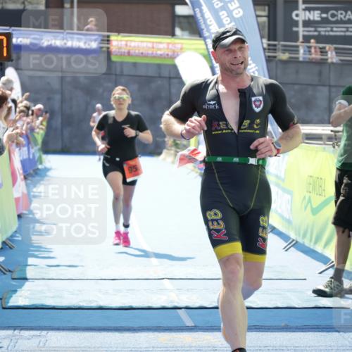 10.08.2025 - GEWOBA Citytriathlon Bremen H.Heesch http://msf.ph/oto/8554877 10.08.2025 14:13:01 Ziel 840, 950, 1037 meine-sportfotos.de