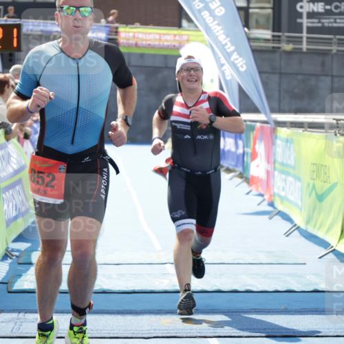 10.08.2025 - GEWOBA Citytriathlon Bremen H.Heesch http://msf.ph/oto/8554979 10.08.2025 14:14:24 Ziel 552, 852, 940 meine-sportfotos.de