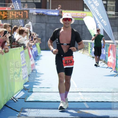 10.08.2025 - GEWOBA Citytriathlon Bremen H.Heesch http://msf.ph/oto/8555000 10.08.2025 14:14:51 Ziel 615, 826 meine-sportfotos.de