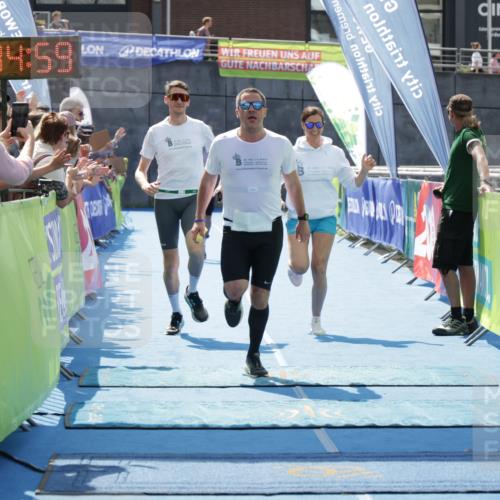 10.08.2025 - GEWOBA Citytriathlon Bremen H.Heesch http://msf.ph/oto/8555052 10.08.2025 14:15:02 Ziel 604, 642, 1029 meine-sportfotos.de