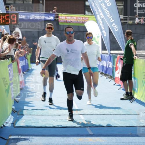 10.08.2025 - GEWOBA Citytriathlon Bremen H.Heesch http://msf.ph/oto/8555055 10.08.2025 14:15:02 Ziel 604, 642, 1029 meine-sportfotos.de