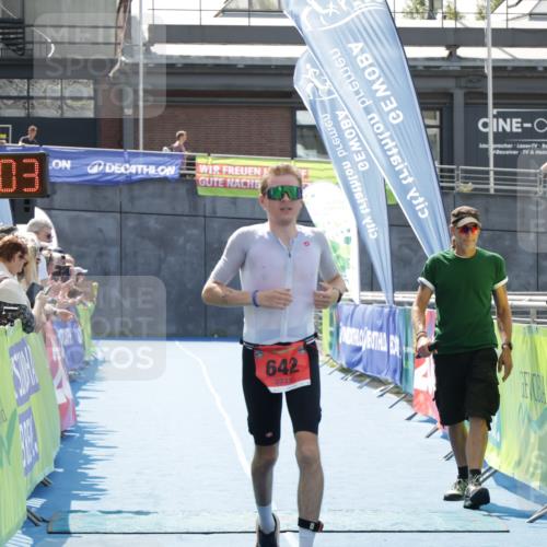 10.08.2025 - GEWOBA Citytriathlon Bremen H.Heesch http://msf.ph/oto/8555071 10.08.2025 14:15:07 Ziel 642, 1029 meine-sportfotos.de