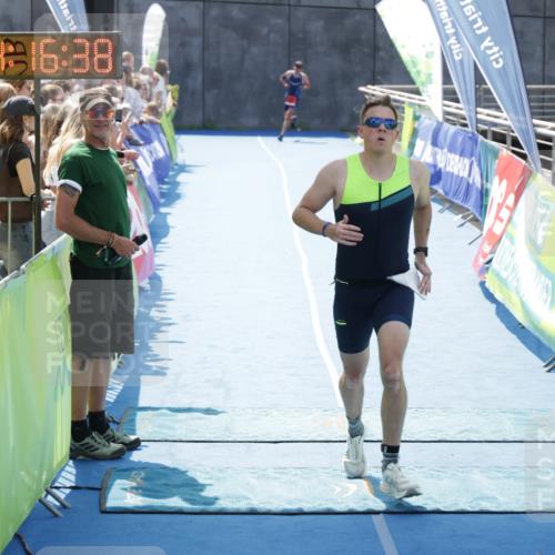 10.08.2025 - GEWOBA Citytriathlon Bremen H.Heesch http://msf.ph/oto/8555223 10.08.2025 14:16:41 Ziel 645, 770 meine-sportfotos.de