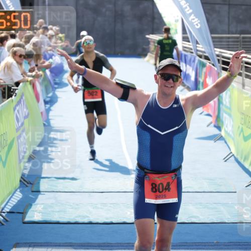 10.08.2025 - GEWOBA Citytriathlon Bremen H.Heesch http://msf.ph/oto/8555250 10.08.2025 14:16:54 Ziel 582, 804 meine-sportfotos.de