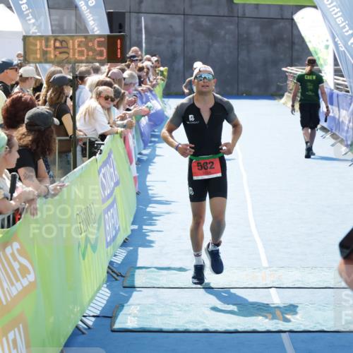10.08.2025 - GEWOBA Citytriathlon Bremen H.Heesch http://msf.ph/oto/8555254 10.08.2025 14:16:54 Ziel 582, 804 meine-sportfotos.de
