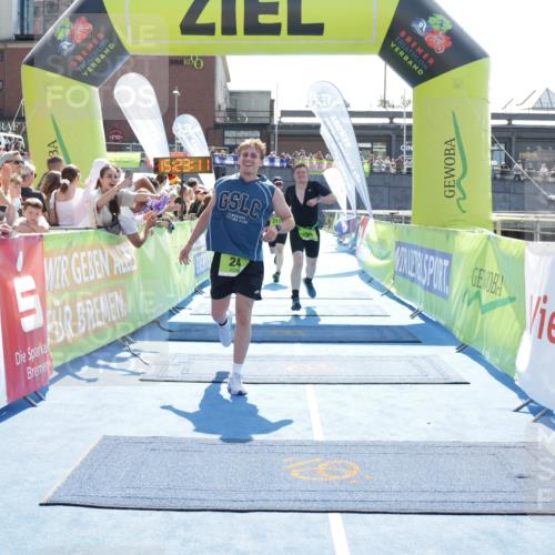10.08.2025 - GEWOBA Citytriathlon Bremen H.Heesch http://msf.ph/oto/8555334 10.08.2025 15:23:15 Ziel 24, 100, 211 meine-sportfotos.de