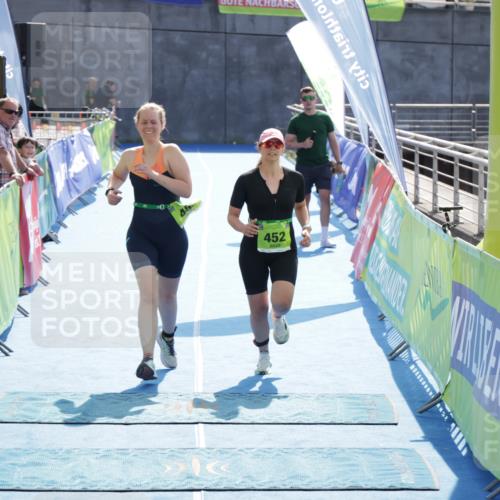 10.08.2025 - GEWOBA Citytriathlon Bremen H.Heesch http://msf.ph/oto/8555345 10.08.2025 15:57:43 Ziel 452, 454 meine-sportfotos.de
