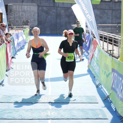 10.08.2025 - GEWOBA Citytriathlon Bremen H.Heesch http://msf.ph/oto/8555353 10.08.2025 15:57:43 Ziel 452, 454 meine-sportfotos.de