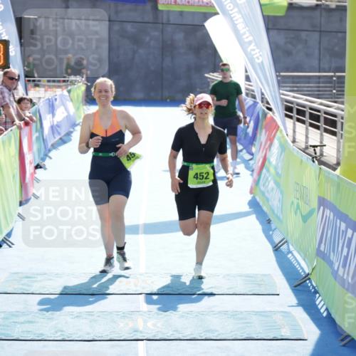 10.08.2025 - GEWOBA Citytriathlon Bremen H.Heesch http://msf.ph/oto/8555356 10.08.2025 15:57:43 Ziel 452, 454 meine-sportfotos.de