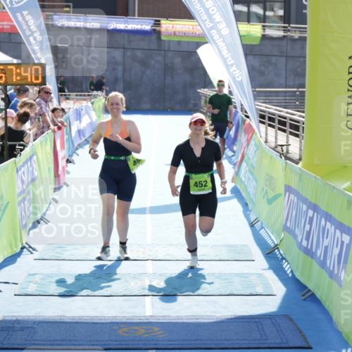 10.08.2025 - GEWOBA Citytriathlon Bremen H.Heesch http://msf.ph/oto/8555377 10.08.2025 15:57:44 Ziel 452, 454 meine-sportfotos.de