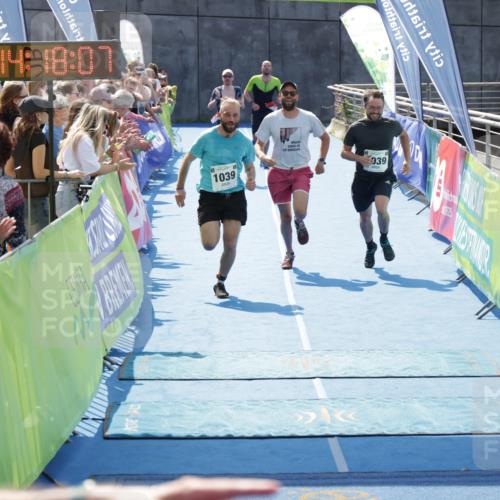 10.08.2025 - GEWOBA Citytriathlon Bremen H.Heesch http://msf.ph/oto/8555446 10.08.2025 14:18:11 Ziel 752, 759, 1039 meine-sportfotos.de