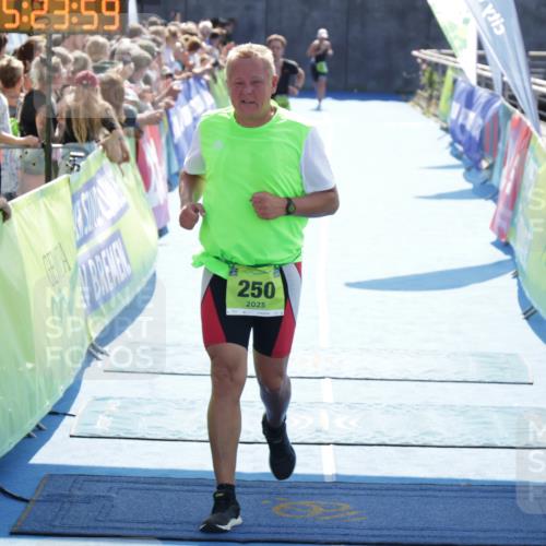 10.08.2025 - GEWOBA Citytriathlon Bremen H.Heesch http://msf.ph/oto/8555467 10.08.2025 15:24:02 Ziel 154, 250, 360 meine-sportfotos.de