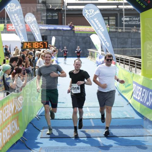 10.08.2025 - GEWOBA Citytriathlon Bremen H.Heesch http://msf.ph/oto/8555521 10.08.2025 14:19:01 Ziel 587, 607, 1016 meine-sportfotos.de