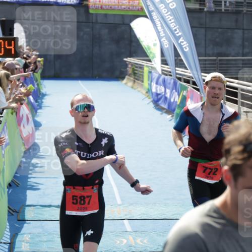 10.08.2025 - GEWOBA Citytriathlon Bremen H.Heesch http://msf.ph/oto/8555529 10.08.2025 14:19:08 Ziel 587, 772, 1016 meine-sportfotos.de
