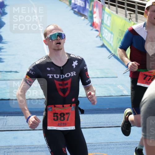 10.08.2025 - GEWOBA Citytriathlon Bremen H.Heesch http://msf.ph/oto/8555535 10.08.2025 14:19:09 Ziel 587, 772, 1016 meine-sportfotos.de